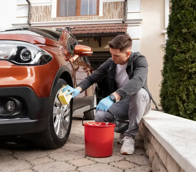 Lavage auto à domicile Ally : professionnel intervenant sur un véhicule
